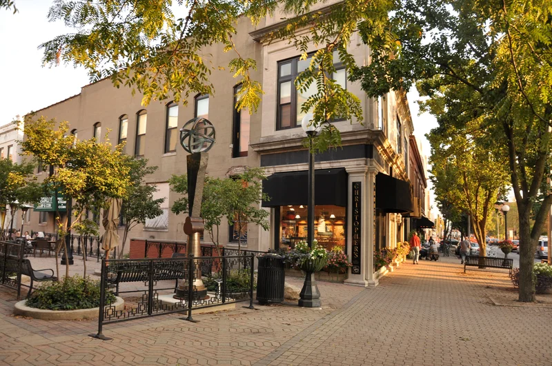 Champaign, Illinois: More Than a College Town? Your Guide to Weather, Hotels, and Restaurants